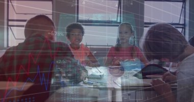 Veri işleme sistemli ekranlar, okuldaki bir sınıfta okuyan çeşitli öğrencilerle karşılaştırılıyor. okul, eğitim ve teknoloji konsepti