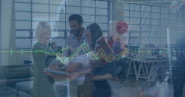 Çeşitli iş adamları üzerinde finansal veri işleme görüntüsü. küresel bağlantılar, veri işleme ve dijital arayüz konsepti dijital olarak oluşturulmuş resim.