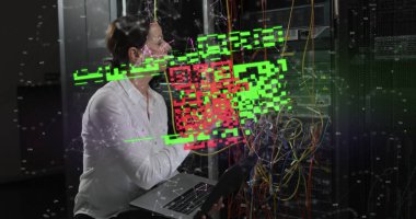 Beyaz kadın çalışanın sunucu odasında QR kodu var. küresel iş, bulut hesaplama ve dijital arayüz konsepti dijital olarak oluşturulmuş görüntü.