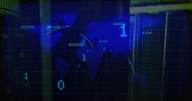 Dünya haritasında birden fazla numara bir bilgisayar sunucusuna karşı yüzüyor. küresel ağ oluşturma ve iş veri depolama teknolojisi kavramı