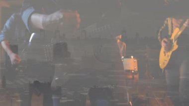 Müzik endüstrisi için animasyon dengeleyicisiyle sahne ışıkları altında sahne alan kadın bir şarkıcı. Canlı müzik, performans, müzisyenler, eğlence, sahne, akustik, ambians