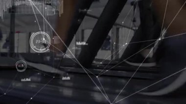 Modern spor salonunda koşu bandında koşan üç antrenör, ağ çizgileri ve performans çizelgeleri ile. Spor, kardiyo, güç, dijital, yenilik, sağlık, eğitim