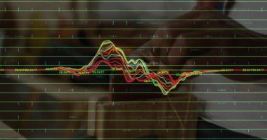 Ev yapımı aşçı mutfakta otları kesiyor, teknoloji şebekesini ve çok renkli veri dalgası grafiklerini gösteriyor. Mutfak, teknoloji, yenilik, kesinlik, sağlıklı, modern, analitik