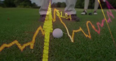 Kıdemli golfçü ve partneri manikürlü yeşili takmaya hazırlanıyor, animasyon stok haritasını gösteriyor. Spor ekipmanları, eğlence, minimalizm, sofistike, açık hava, hassasiyet, stratejik