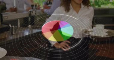 Barista, kafeterya işindeki metal tepside beyaz bardaklar servis ediyor. Tezgahın üstünde dijital pasta grafiği var. Kahve evi, konukseverlik, çağdaş, akrilik, ticari, çevre, pozitiflik