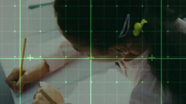 Masada kağıda yazı yazan, eğitim teknolojisini bilgisayarın üzerinde geliştirilmiş gerçeklik şebekesiyle kullanan bir kız. Öğrenme, yenilik, çocuklar, yaratıcılık, dijital, eğitim, odaklanma