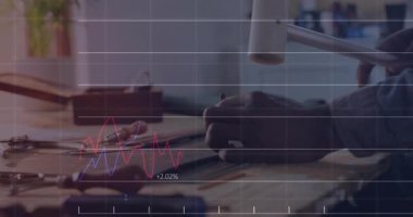 Erkek ofis çalışanı ofis masasındaki deftere yazı yazıyor, animasyon finans çizelgelerini örtüyor. Çalışma alanı, analitik, üretkenlik, çağdaş, kurumsal, yenilik, konsantrasyon