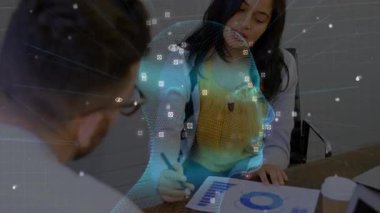 Meslektaşlar teknoloji ofisindeki basılı raporları inceliyor, yüzen kablo grafikleri ve simgeler sergiliyorlar. Profesyonel, işbirliği, yenilik, analitik, dijital, modern, çalışma alanı
