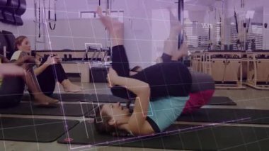 Stüdyoda yüzen kalp ikonunu gösteren bir grup kadın spor yapıyor. Spor, sağlık, egzersiz, düzenli, modern, sakin, güçlü.