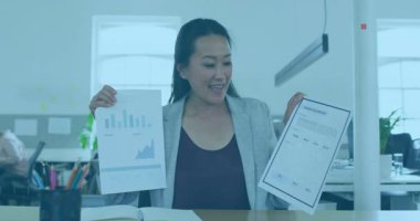 Modern iş ofisinde finansal veri grafikleri sunan bir kadın, yüzen ikili grafikler gösteriyor. İş, veri, analitik, modern, çalışma alanı, profesyonel, iletişim