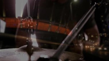Müzik stüdyosunda zil sehpasında çalan erkek davulcu kırmızı LED çizgiler ve LED paneller sergiliyor. Müzisyen, performans, sahne, ışıklandırma, konser, enerji, soyut