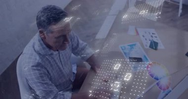 Ofis masasındaki klavyede ikili kod ve yüzen çizelgelerle yazan bir bilgisayar uzmanı. Teknoloji, veri analizi, çalışma alanı, modern, üretkenlik, dijital, iş