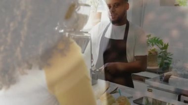 Kahve dükkanındaki müşteriler için fasulye öğüten erkek barista. Canlandırılmış fasulye ikonları ve buhar çizelgeleri. Cafe, barista, içecek, modern, iç mekan, konukseverlik, ambiyans