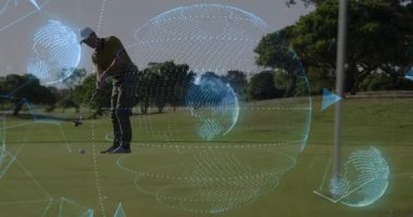 Olgun golfçü yeşile vuruyor, holografik küreyi ve teknoloji için veri örtülerini gösteriyor. Golf, teknoloji, holografik, dijital, açık hava, sportif, profesyonel