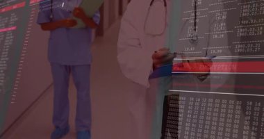 Tıbbi koridorda elinde klasör tutan erkek doktor şifreli kod örtüsü gösteriyor. Tıbbi, sağlık, teknoloji, güvenlik, profesyonellik, yenilik, hastane