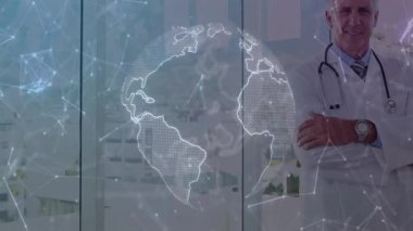 Klinikteki cam pencerelerin yanında duran kıdemli erkek doktor steteskop ve ağ örtüsü gösteriyor. Profesyonel, yenilik, bağlantı, sağlık, modern, teknoloji, liderlik