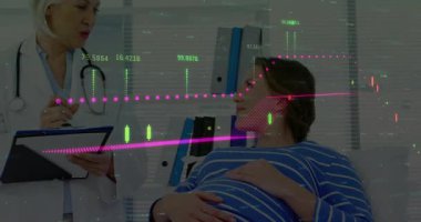 Elinde dosya tutan kadın doktor ve muayene odasında dijital şamdan çizelgeleri olan bir hastaya danışıyor. Sağlık, sağlık, profesyonellik, teşhis, yenilik, hastane, hasta bakımı