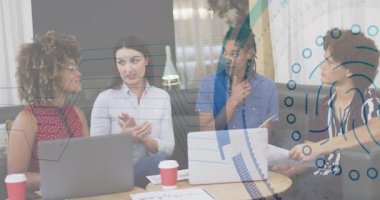 İş toplantılarında dizüstü bilgisayarların etrafında iş birliği yapan ekip animasyon veri grafikleri ve simgeler sergiliyor. İşbirliği, takım çalışması, tartışma, yenilik, ofis, gelişigüzel, beyin fırtınası