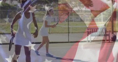 Kadın tenis partnerleri güneşli sahada öne atılıyorlar, parlayan bayrak üzerine grafik enerji katıyorlar. Atletik, takım çalışması, aktif, canlı, rekabet, açık hava, fitness