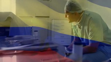 Cerrahlar ameliyathanede öne doğru eğilip canlandırma grafikleri ve sağlık simgeleri gösteriyorlar. Klinik, sağlık, tıp, hastane, stres, profesyonel, kısır