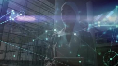 Cam atriyumda tablet tutan kadın, teknoloji konsepti için parlayan ağ düğümleri ve çizgiler gösteriyor. Gelecekçi, yenilikçi, bağlantı, profesyonel, berraklık, modernizm, dijital