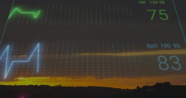 HUD, günbatımında kırsal tepelerin üzerinde çok renkli ızgaralarla holografik yaşam sinyalleri gösteriyor. Teknoloji, yenilik, fütürizm, sağlık, görselleştirme, açık hava, manzara