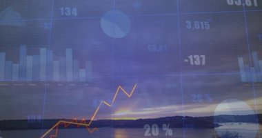 Gün batımı gölünün üzerinde yüzen yarı saydam veri görsellemeleri çizgi, bar ve pasta grafiklerini gösteriyor. Analizler, finans, görselleştirme, yenilik, dinginlik, teknoloji, gösterge paneli