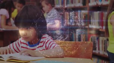 Kütüphane masasında eğitim okuyan öğrenciler, ağ bağlantı verilerini üst üste koyarken kitaplar okurlar. Çocuklar, öğrenme, işbirliği, eğitim, bilgi, okur yazarlık, öğrenim