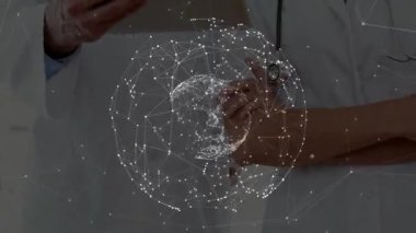 Erkek doktor tableti kadın doktor olarak kullanarak dijital ağı inceleyerek sağlık bağlamında örtüşüyor. Sağlık, teletıp, işbirliği, teknoloji, profesyonellik, dijital, yenilik