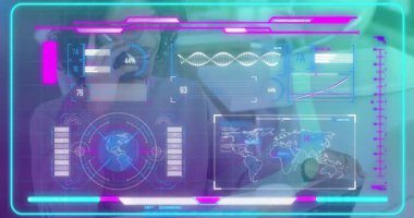 Teknoloji laboratuvarında gözlük takan adam, neon dünya haritası ve DNA sarmalına sahip. Gelecekçi, yenilikçi, dijital, arayüz, bilim, teknoloji, analitik