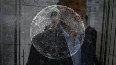 Ofis koridorunda yürüyen iş adamları dijital ağ küresi hologramını gösteriyor. Teknoloji, yenilik, bağlantı, şirket, ağ, modernite, işbirliği