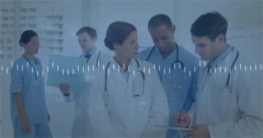 Tıbbi ekip klinik koridorda haritaları ve röntgenleri inceliyor, dijital grafikler gösteriyor. Sağlık, takım çalışması, teşhis, işbirliği, modern, profesyonel, analiz