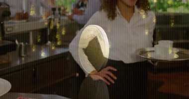 Kafedeki bir grup müşteriye kahve servisi yapan bayan barista, NFT 'nin kripto finansmanını sağlıyor. Kafe, misafirperverlik, modern, sosyal, rahatlama, kentsel, canlı