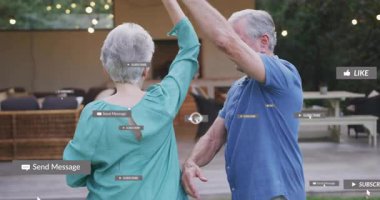 İki son sınıf öğrencisi balkonda dans ediyor ve beşlik çakıyor. Pazarlama için yüzen sosyal medya ikonları sunuyor. Emeklilik, kutlama, eğlence, bağlantı, rahatlama, yaşam tarzı, açık hava