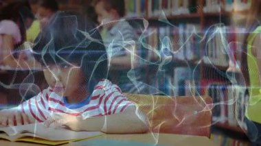 Sınıf arkadaşları kütüphanedeki ahşap masada oturmuş dijital dalgalar akarken kitap okuyorlar. Eğitim, öğrenim, okur yazarlık, işbirliği, yaratıcılık, bilgi, gençlik