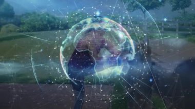 Bayan boksör idman yapıyor ve dışarıda yumrukluyor, fitness teknolojisi verileriyle holografik küreyi sunuyor. Atletizm, yenilik, teknoloji, fitness, görselleştirme, bağlantı, enerji