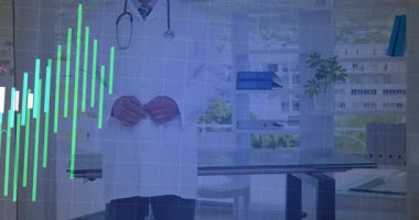 Tıbbi ofiste steteskopla tablet tutan erkek doktor, yüzen grafikleri ve grafikleri görüyor. Teşhis, sağlık, dijital, analiz, yenilik, modern, profesyonel