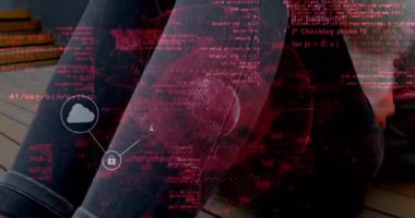 Güvertedeki bankta akıllı telefon kullanan bir kadın ağ simgeleriyle kırmızı teknoloji kodları sergiliyor. Teknoloji, bağlantı, açık hava, dijital, ağ, yenilik, mobil