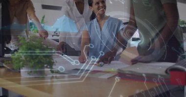 Kadın tasarımcı ev ofisinde işbirliği yapıyor, finans çubuğu grafikleri ve renk çizelgeleri üst üste geliyor. Yaratıcı çalışma alanı, uzak takım çalışması, dijital işbirliği, grafik tasarım, üretkenlik, yenilik, modern iç mekan