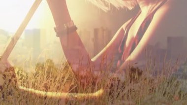 Altın tarlada mikrofona şarkı söyleyen genç kız müzik pazarlama grafikleri ve şehir simgeleri gösteriyor. Portre, performans, dinamik, doğal, ilham verici, yaratıcı, açık hava