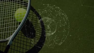 Tenis raketi kafası tenis topu tutuyor ve yeşil kort boyunca dijital ağ hatlarını yansıtıyor. Spor ekipmanları, açık hava aktivitesi, modern tasarım, teknolojik yenilik, atletik ekipmanlar, fitness görsel, canlı estetik