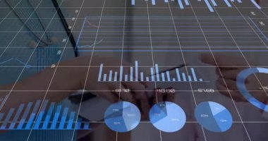 Modern ofiste akıllı telefonu elinde tutan kadın, animasyon finans çizelgeleri hazırlıyor. Teknoloji, veri, analiz, yenilik, işbirliği, üretkenlik, şirket