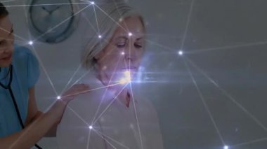 Hemşire, hasta üzerinde steteskop kullanarak duvar saati kullanıyor. Sağlık verilerini gösteren dijital bir kaplama. Sağlık, teletıp, tıbbi, teknoloji, sağlık, tanı, sağlık hizmetleri