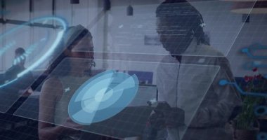 Meslektaşlar bilgisayardaki holografik çizelgeleri ve tableti inceleyip grafikleri gösteriyorlar. İşbirliği, yenilik, teknoloji, veri görselleştirme, takım çalışması, modern tasarım, üretkenlik
