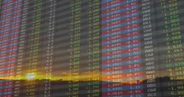 Dijital finansal veriler günbatımı ufkunun üzerinde gösteriliyor, kalp kodları içeriyor. Fütürist, enerjik, gün batımı, manzara, analitik, teknoloji, finans