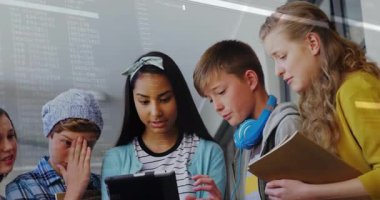Modern eğitim laboratuarındaki öğrencilerin kodları saydam kod örtüsü gösteriyor. Çocuklar, işbirliği, teknoloji, yenilik, eğitim, takım çalışması, dijital