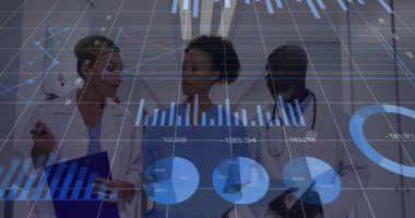 Tıbbi ekip, klinik koridordaki hasta verilerini inceleyip holografik çizelgeler ve tablet gösteriyor. Sağlık, araştırma, teknoloji, yenilik, profesyonellik, fütüristik, işbirliği