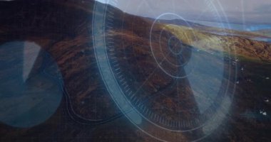 Dağ kıyısında yüzen 3 boyutlu HUD örtüsü eşmerkezli daireler çizgisi pusula kenelerini gösteriyor. Topografi, navigasyon, teknoloji, açık hava, keşif, fütüristik, harita