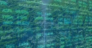 Finansal veriler alan boyunca ilerlerken, ekin sulama sistemi tarlalarını suluyor. Tarım, kesinlik, teknoloji, sürdürülebilirlik, büyüme, veri görselleştirme, kırsal