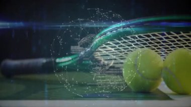 Tenis raketi ve toplar yeşil sahada canlandırılıyor, kod ile ağ düğümlerini gösteriyor. Spor malzemeleri, dijital yenilik, modern tasarım, atletik eğlence, yüksek teknoloji tasviri, rekabetçi etkinlik, canlı renkler